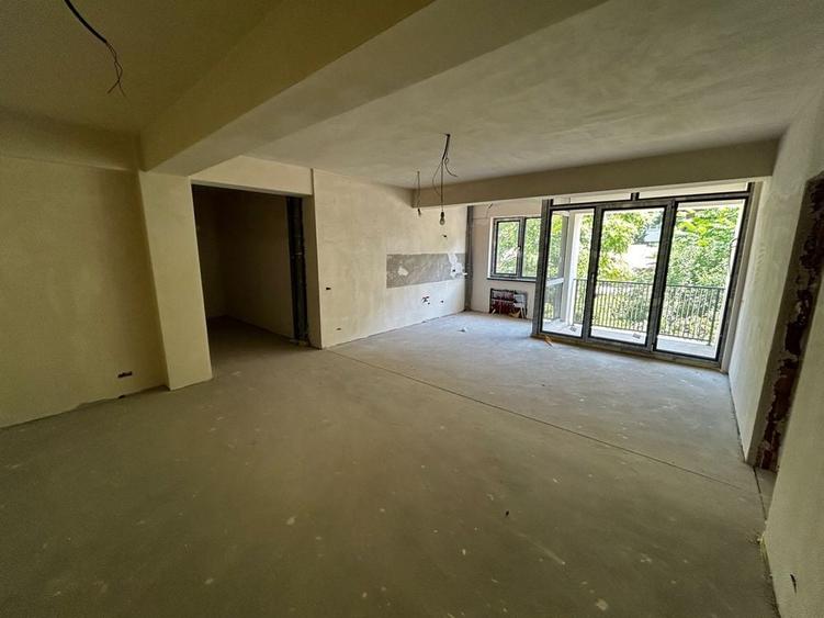 Apartament cu 3 camere semidecomandat în Ștefan cel Mare