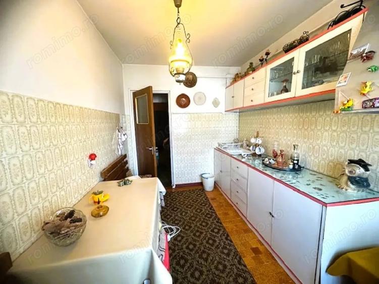 Apartament cu 4 camere decomandat în Central