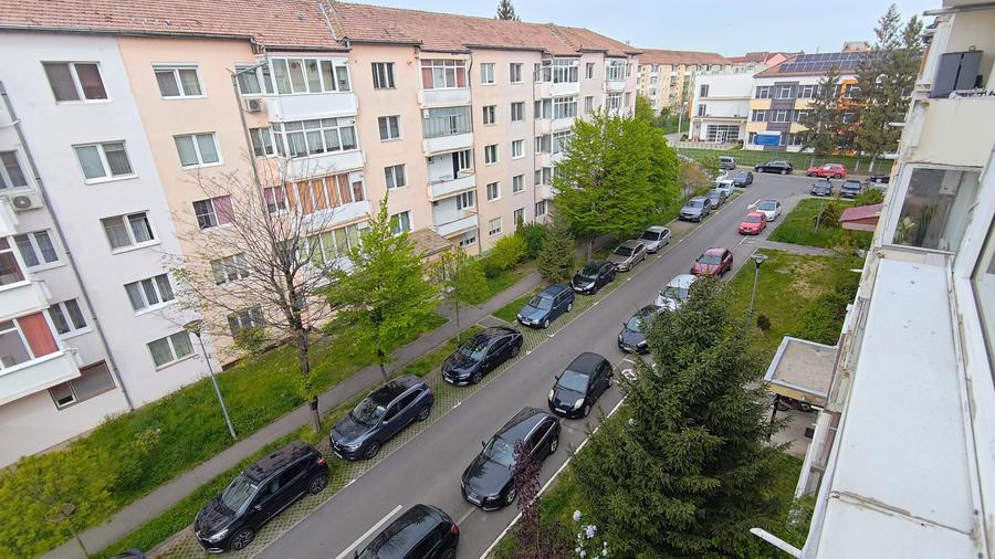 Apartament cu 3 camere semidecomandat, mobilat în Cedonia