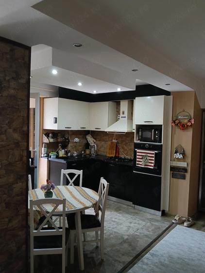 Apartament cu 4 camere decomandat în Central