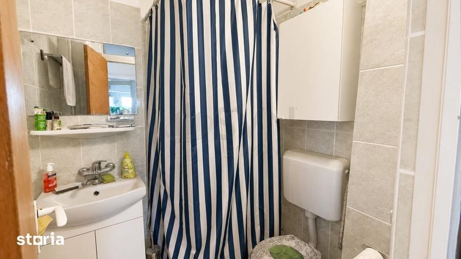 Apartament cu 4 camere decomandat în Tei