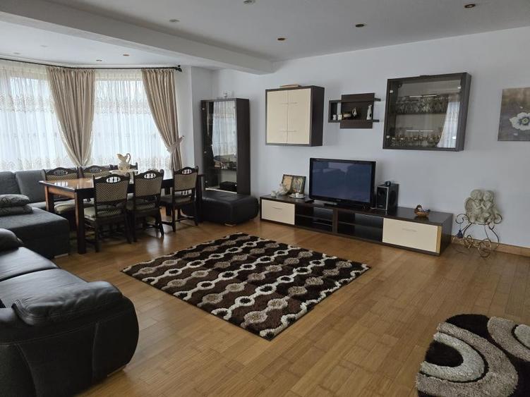 Casă individuală cu 4 camere decomandat cu Garaj în Central
