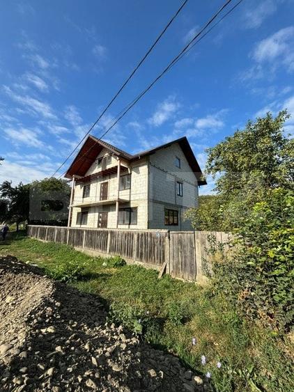 Casă individuală cu 4 camere cu Teren 250 Mp în Exterior Sud