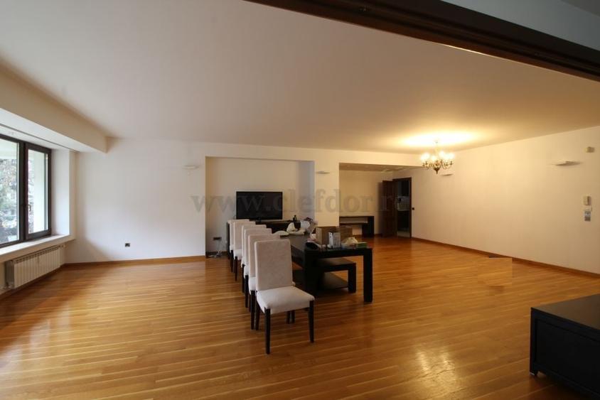 Apartament cu 4 camere semidecomandat în Dorobanți