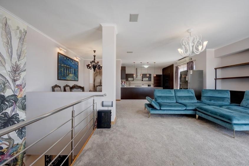 Penthouse cu 3 camere semidecomandat în Central