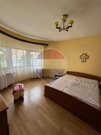 Casă individuală cu 10 camere cu Teren 154 Mp în Central