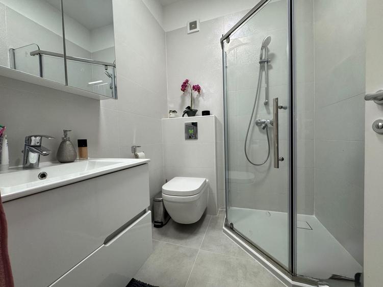 Apartament cu 3 camere semidecomandat, mobilat în Sisești