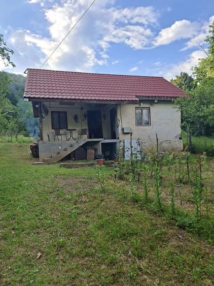 Casă cu 2 camere cu Teren 2149 Mp în Costeni