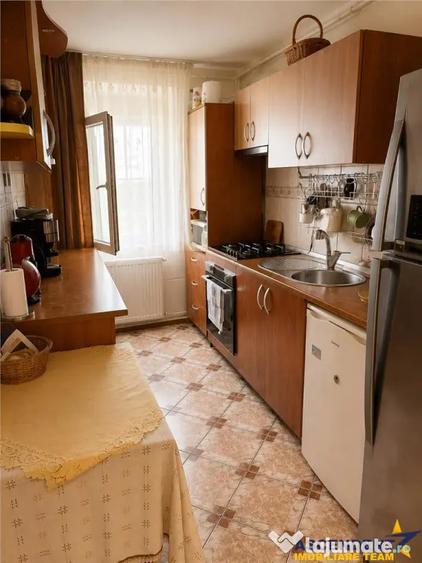 Apartament cu 3 camere decomandat în Calea București