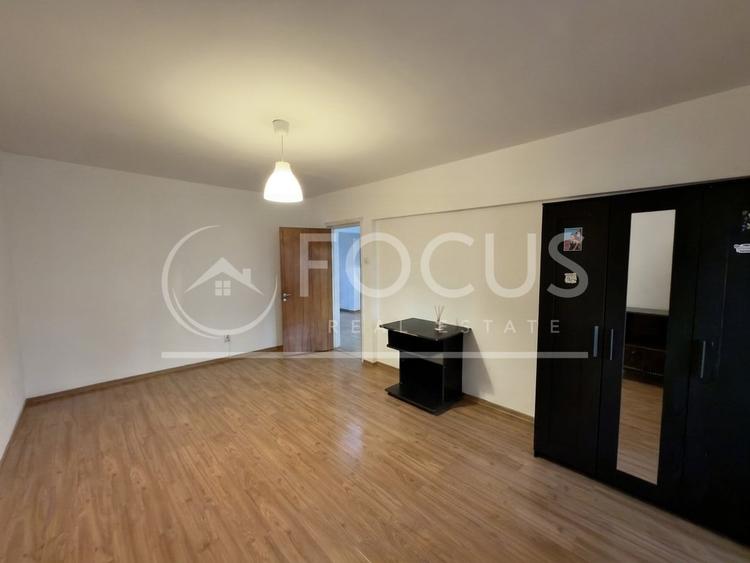 Apartament cu 3 camere semidecomandat, mobilat în Tei