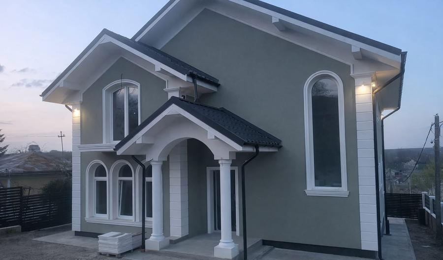 Casă individuală cu 5 camere cu Teren 500 Mp în Central