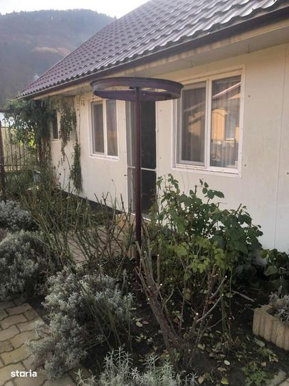Casă cu 4 camere cu Teren 2500 Mp în Răstolița
