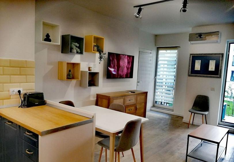 Apartament cu 2 camere semidecomandat, mobilat în Semicentral