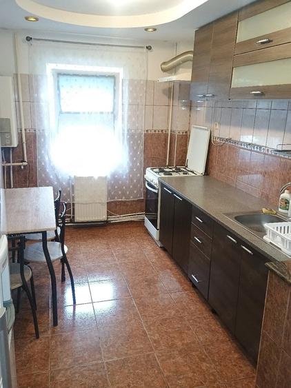 Apartament cu 3 camere semidecomandat în Exterior Vest