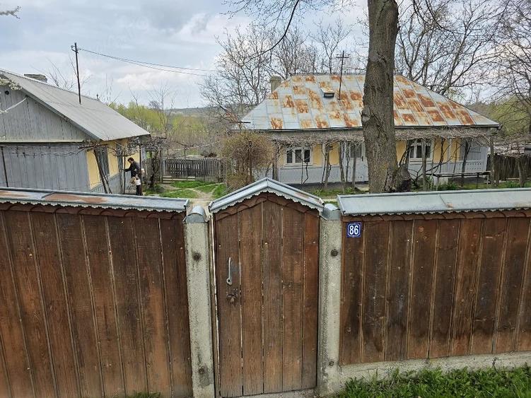 Casă cu 4 camere cu Teren 1550 Mp în Șendriceni