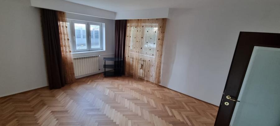 Casă individuală cu 6 camere cu Garaj în Central