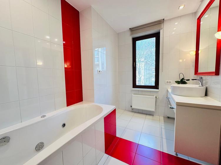 Apartament cu 3 camere decomandat, mobilat în P-ța Victoriei