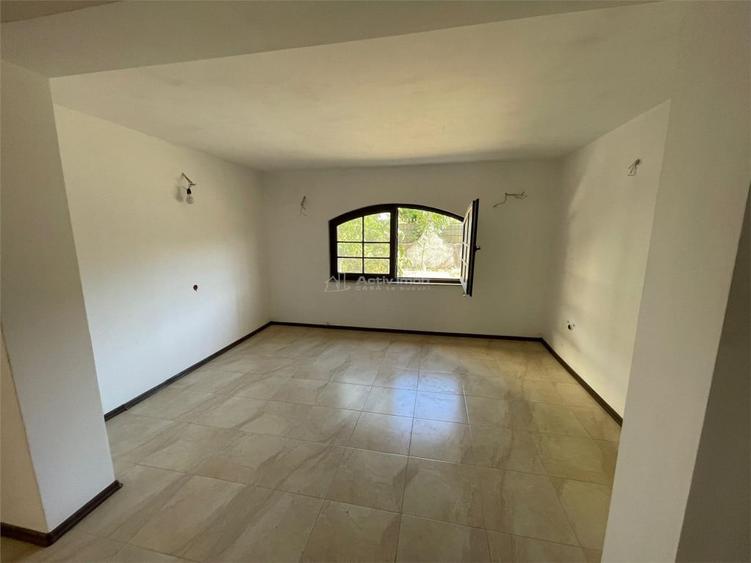 Casă cu 9 camere cu Teren 280 Mp în Petrești