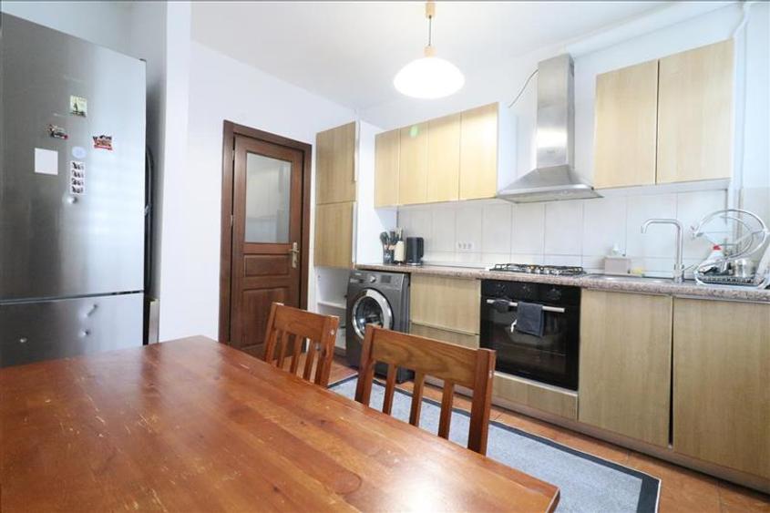 Apartament cu 4 camere semidecomandat în Tătărași