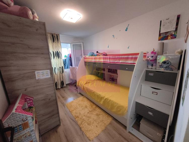 Apartament cu 4 camere semidecomandat, mobilat în P-ța Reșița