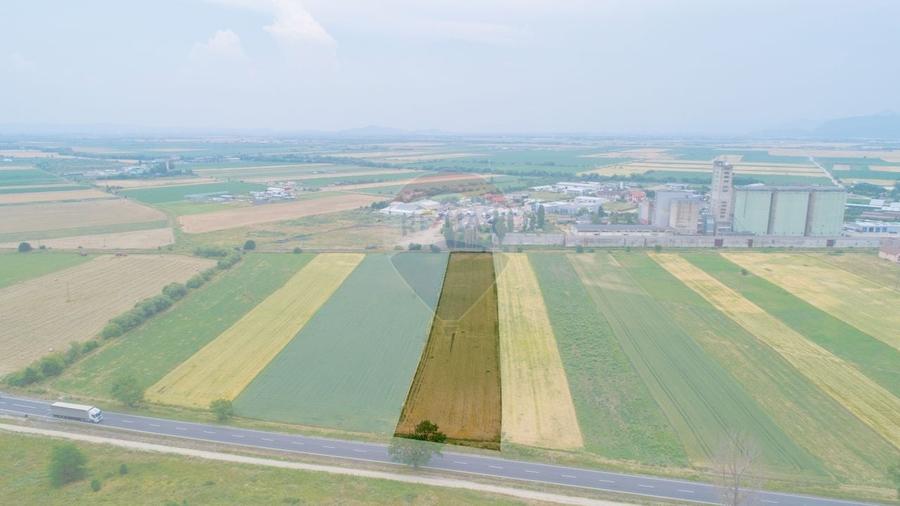 Teren agricol intravilan de 8600 mp, în Periferie