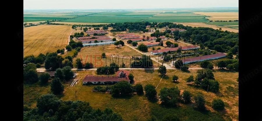 Ferma complet utilata 30 ha teren comasat cu 11.500mp grajduri renovate Timi? Comuna Biled - 11