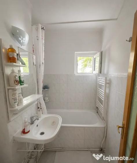 Apartament cu 3 camere semidecomandat în Central