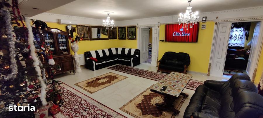 Casă cu 5 camere cu Teren 2000 Mp în Central
