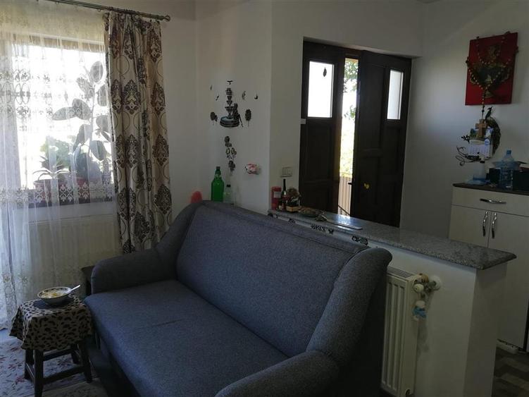 Casă individuală cu 4 camere cu Garaj în Uricani
