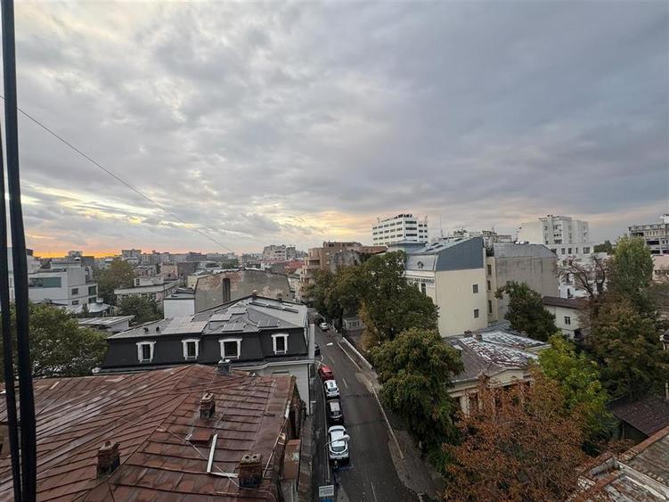 Apartament cu 4 camere decomandat în Armeneasca