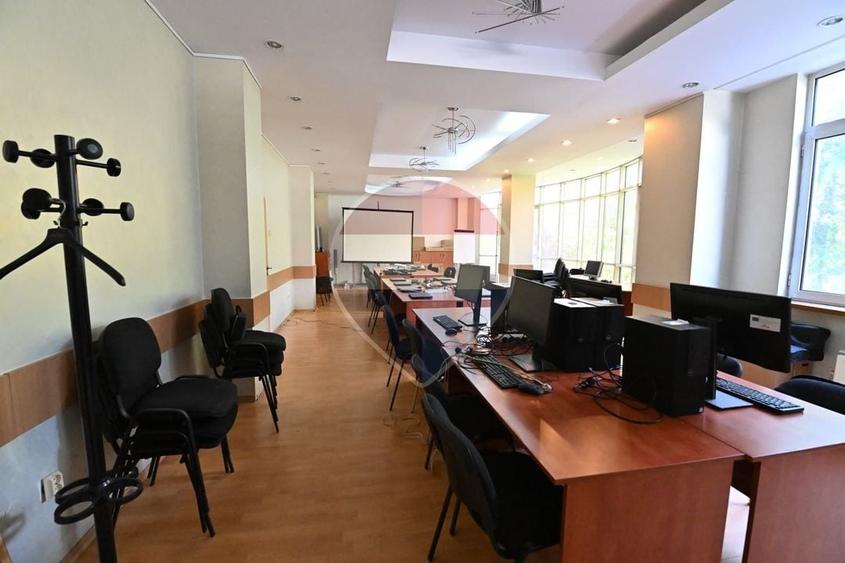 Birou, de 1,525 mp, în Central