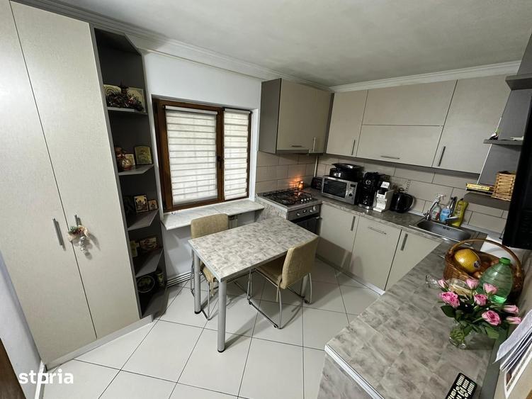 Apartament cu 4 camere decomandat în Nicolina