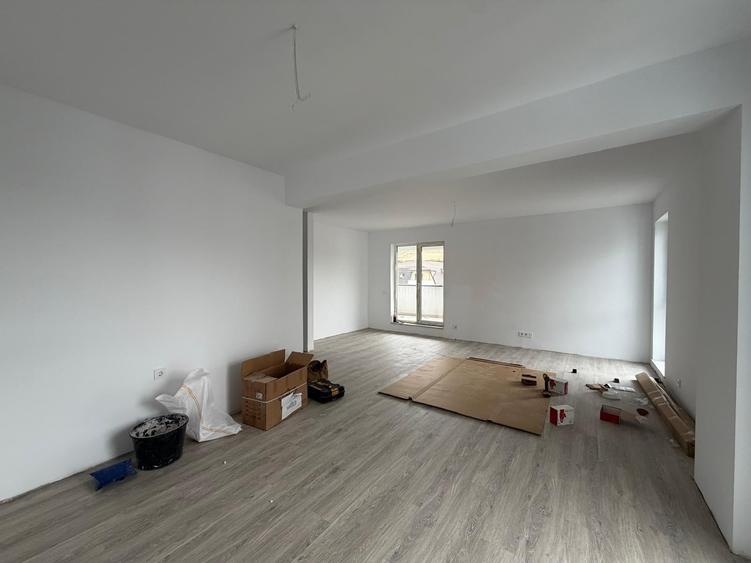 Apartament cu 4 camere semidecomandat în Florești