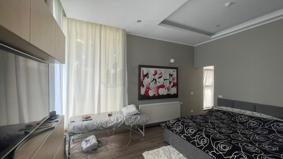 Casă individuală cu 14 camere cu Piscina în Tărtășești