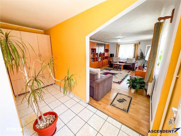 Casă cu 5 camere decomandat cu Garaj în Ilieni