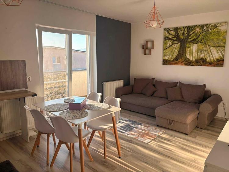Apartament cu 3 camere decomandat în Sud