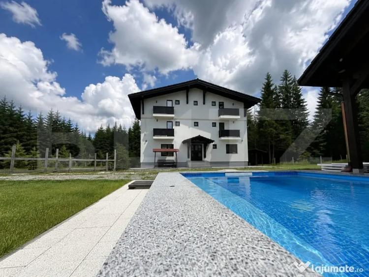 Casă cu 8 camere cu Teren 750 Mp în Tău