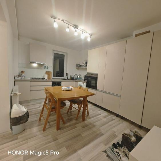 Apartament cu 3 camere semidecomandat în Centrul Istoric