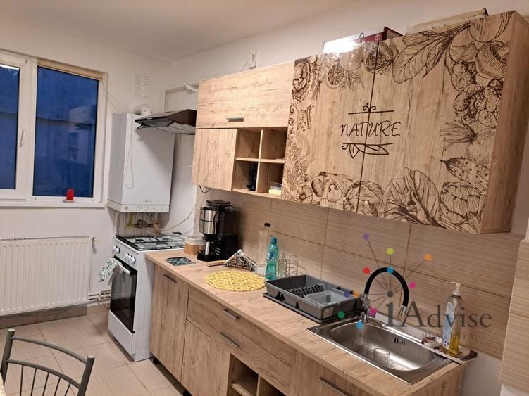 Apartament cu 3 camere decomandat în Tractorul