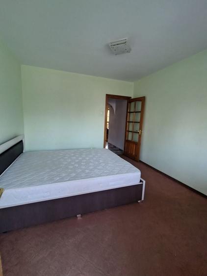 Apartament cu 3 camere semidecomandat, mobilat în Podu Roș