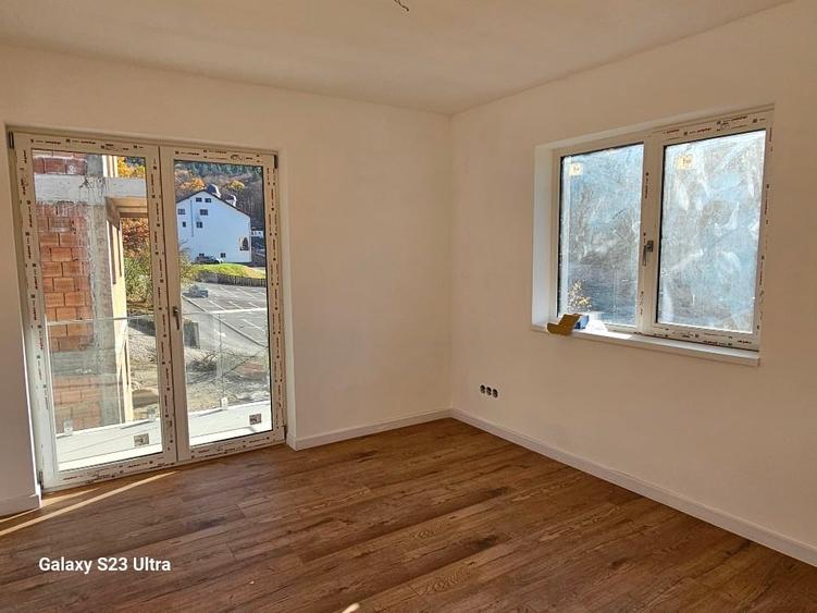 Duplex cu 3 camere cu Garaj în Tăuți
