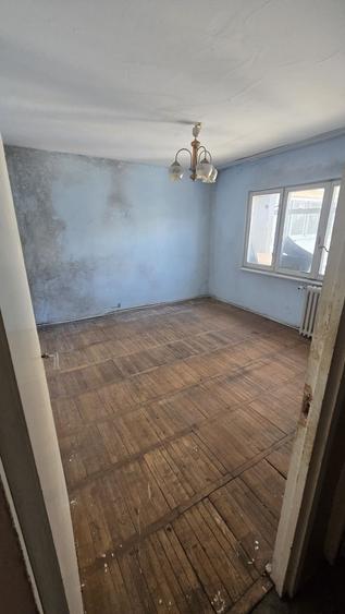 Apartament cu 3 camere semidecomandat în Govândari
