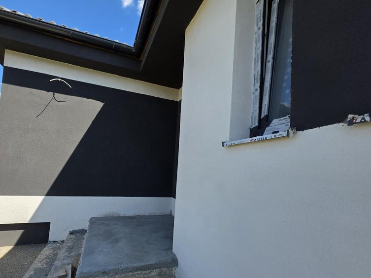 Casă individuală cu 4 camere cu Canalizare în Cristian