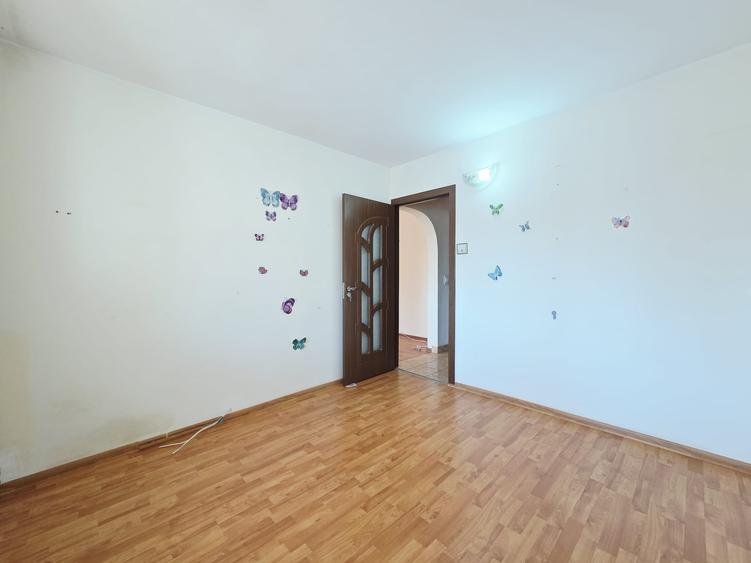 Apartament cu 4 camere semidecomandat în Micro 39