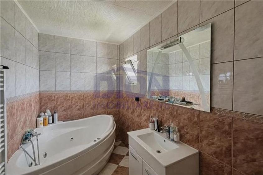 Casă individuală cu 6 camere cu Canalizare în Vatra Luminoasă