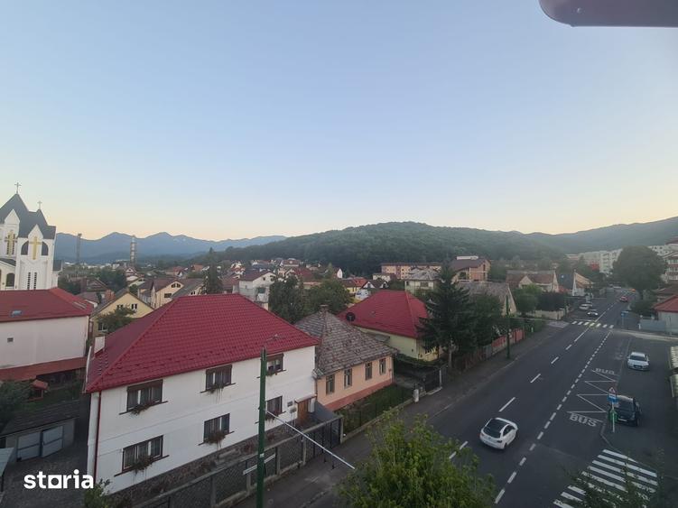 Apartament cu 2 camere decomandat în Florilor