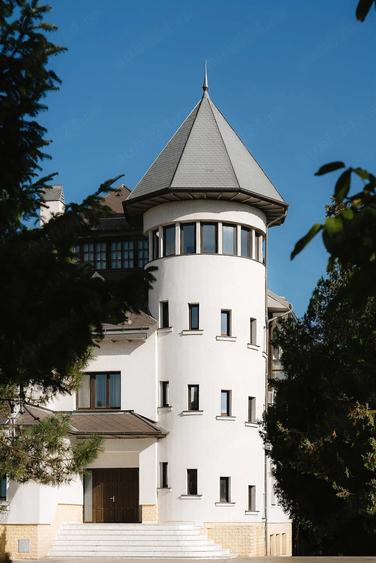Casă cu 8 camere cu Teren 2500 Mp în Ghermănești