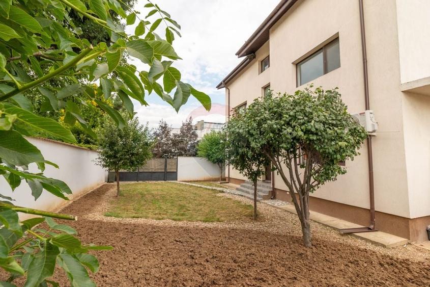 Casă individuală cu 9 camere cu Teren 400 Mp în Est