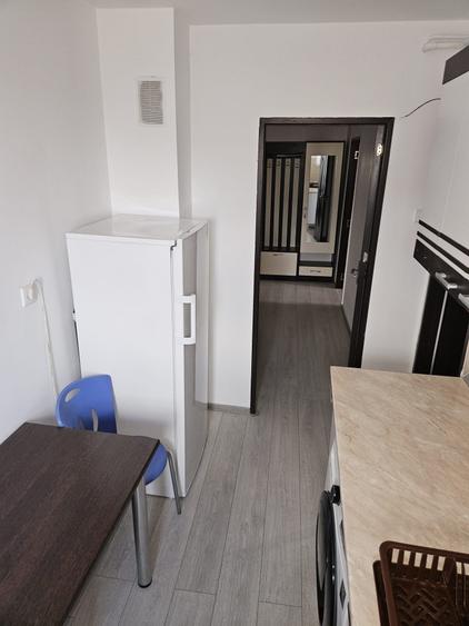 Proprietar, vand apartament cu 2 camere, semidecomandat, situat pe Calea Giulesti, in primul bloc de langa Stadionul Rapid. - 2