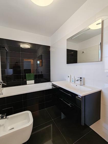Duplex cu 4 camere cu Canalizare în Exterior Vest